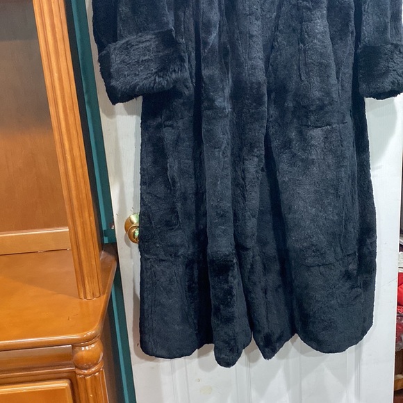 Cozy Luxury Faux Fur Winter Full length coat - Picture 2 of 6